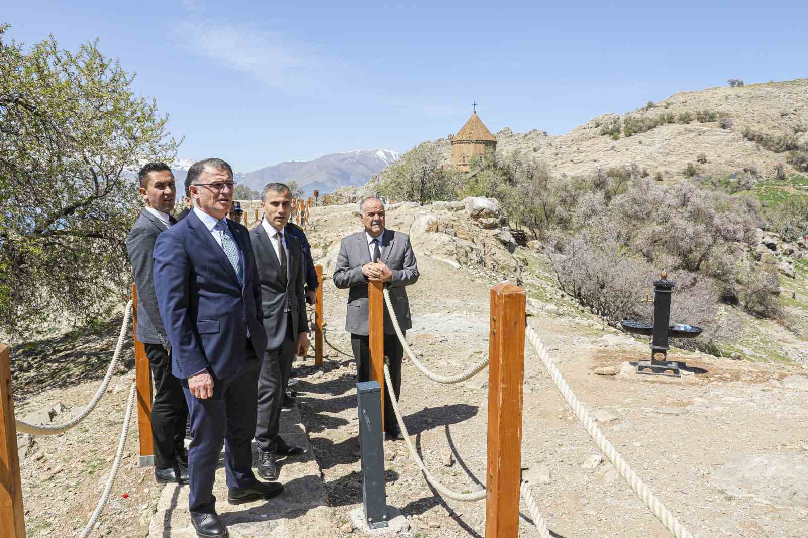 Akdamar Adası gündüz ayrı gece ayrı güzel