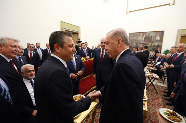Cumhurbaşkanı Erdoğan, CHP lideri Özel ile TBMM'de kısa bir görüşme gerçekleştirdi: Haftaya bir araya geleceğiz
