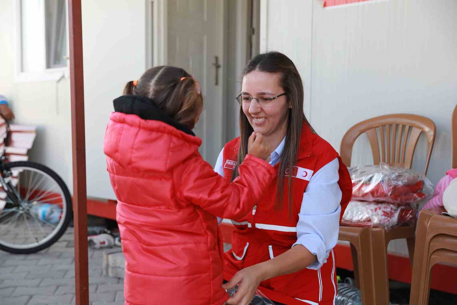 Kızılay’ın iyilik ordusu bayramlıklarla yüzleri güldürüyor