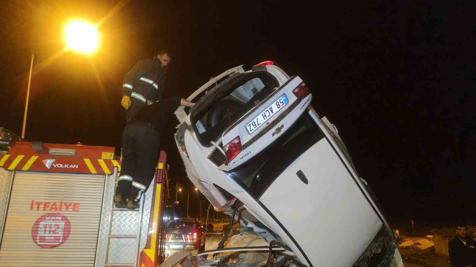 Van’da bariyerlere çarpan otomobil dik şekilde asılı kaldı: 3 yaralı