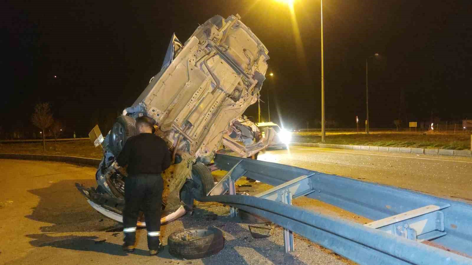 Van’da bariyerlere çarpan otomobil dik şekilde asılı kaldı: 3 yaralı