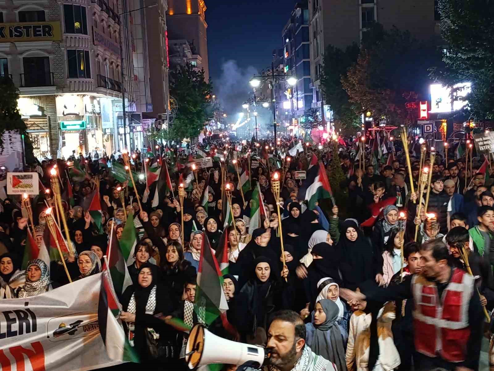 Van’da Filistin için meşaleli yürüyüş yapıldı