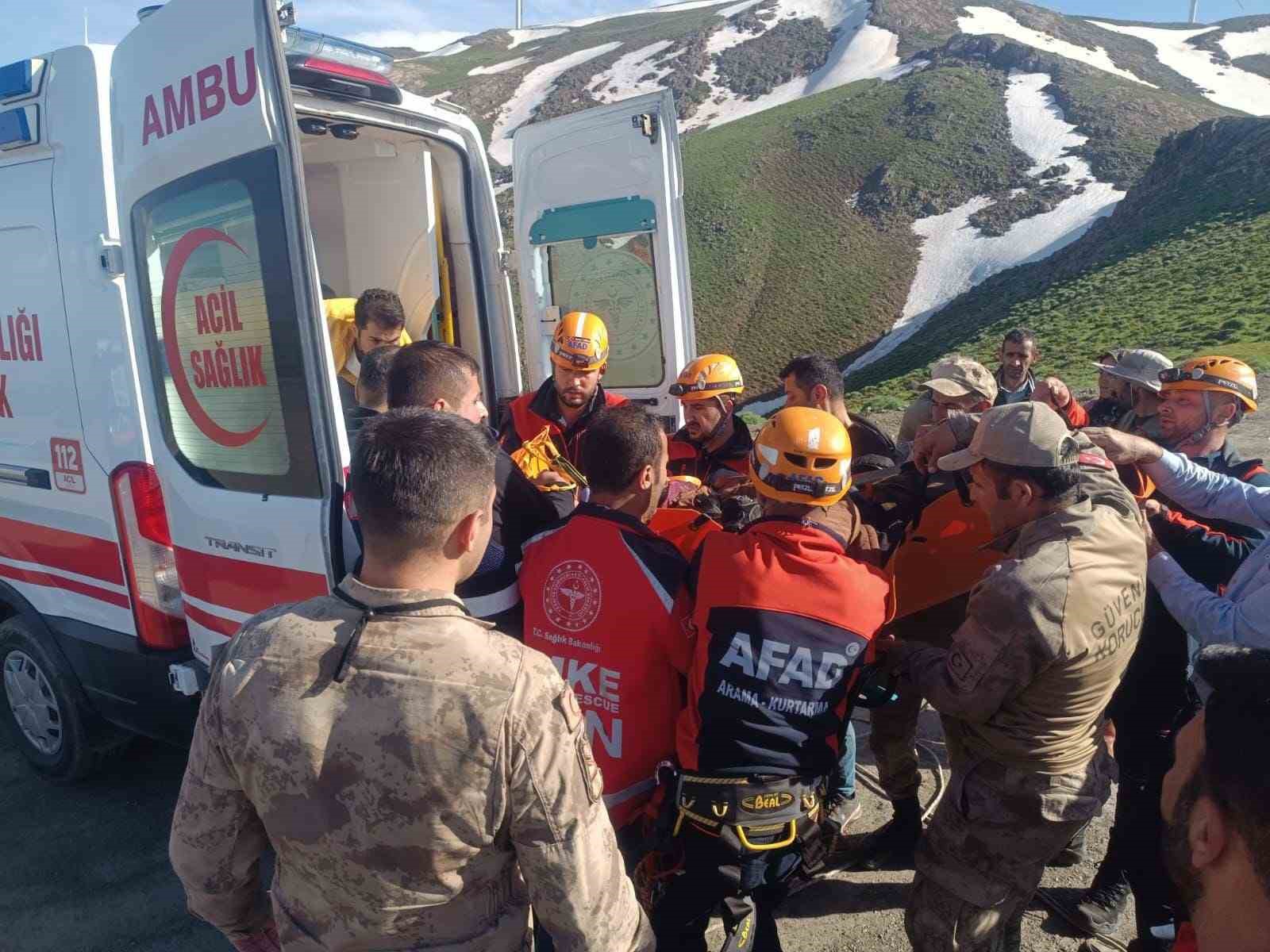Van’da ot toplarken kayalıklardan düşen şahıs kurtarıldı
