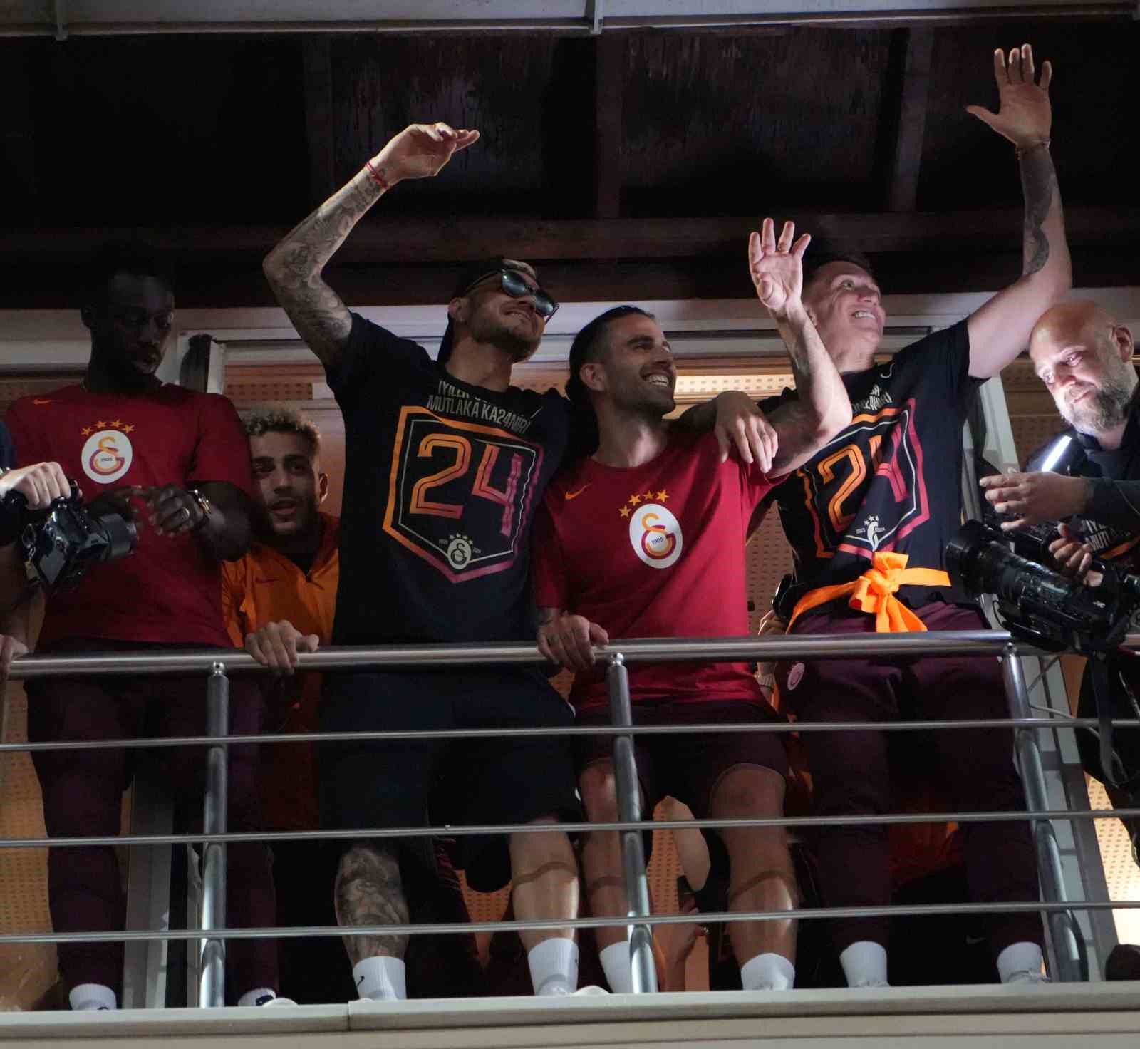 Şampiyon Galatasaray, Florya’da taraftarlarıyla buluştu