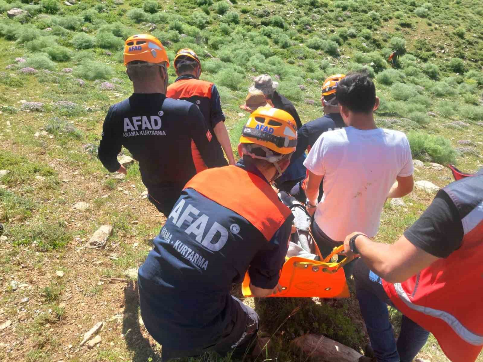 Kayalıklardan düşerek mahsur kalan 2 kişi kurtarıldı