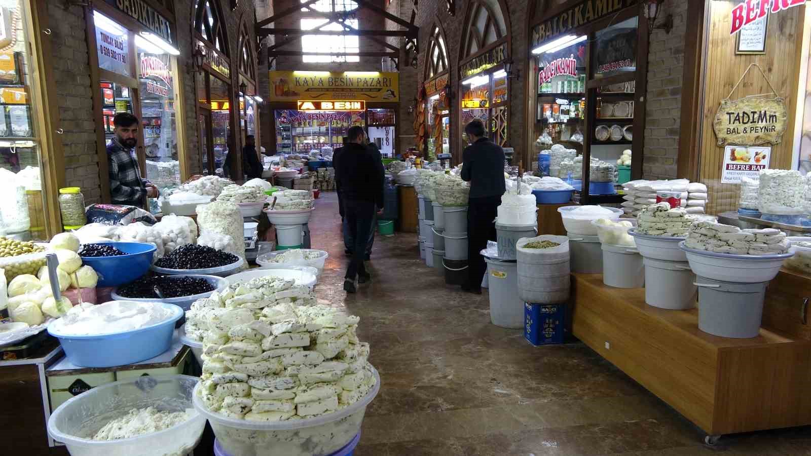 Van’ın taze otlu peyniri satışa sunuldu