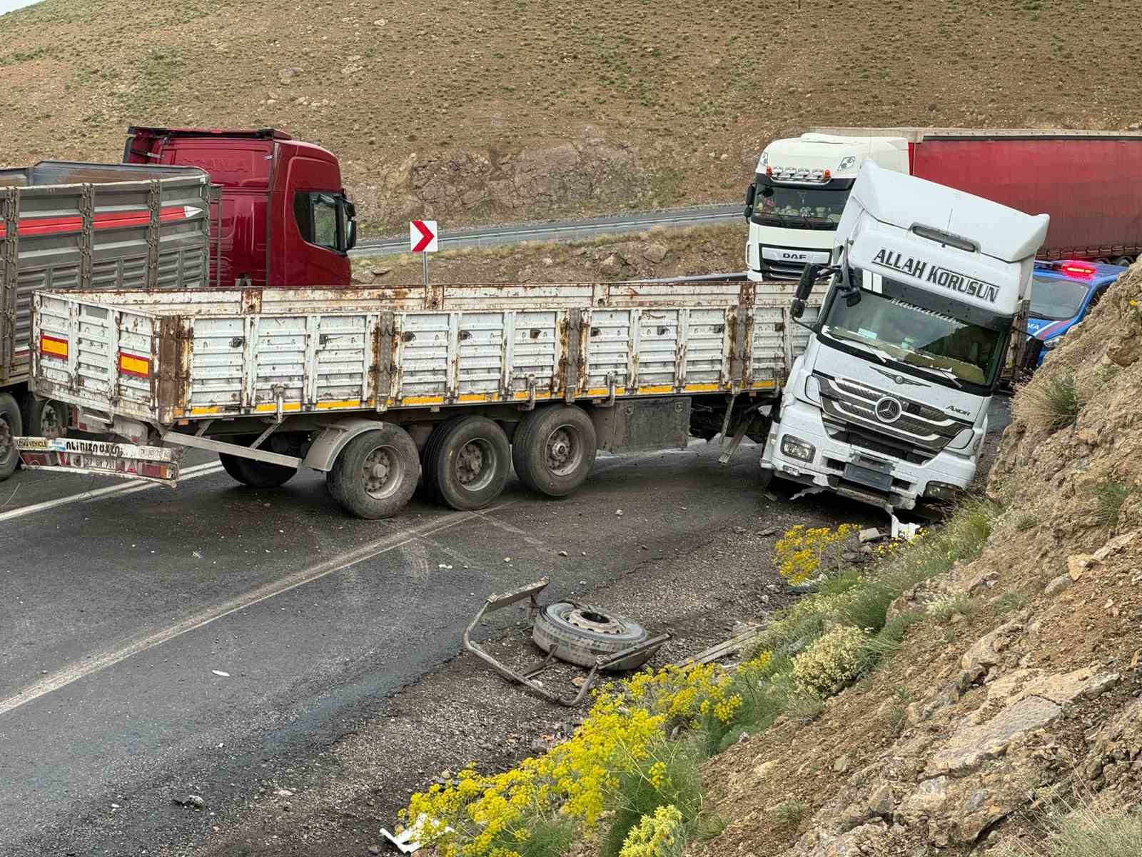 Başkale’de 2 tır kafa kafaya çarpıştı: 2 yaralı