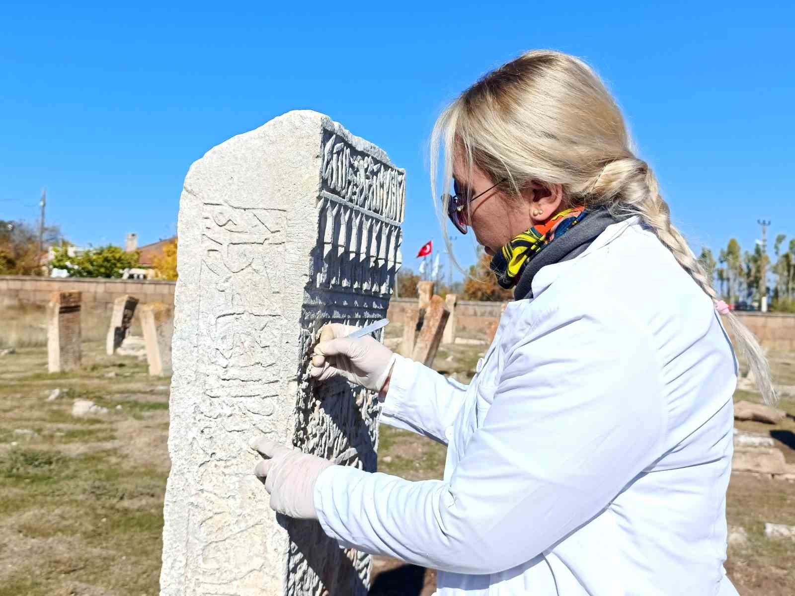 Gevaş Selçuklu Mezarlığı’nda 45 yeni mezar gün yüzüne çıkarıldı