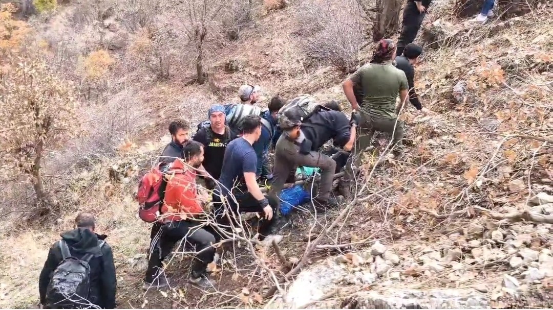 Ayağı kırılan doğasever, arkadaşları tarafından kurtarıldı