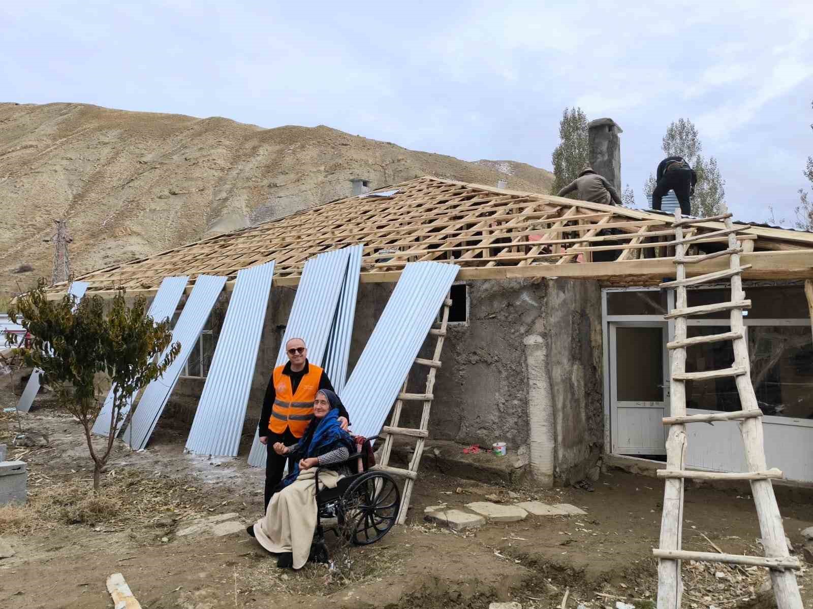 Başkale’de engelli vatandaşa çatı malzemesi desteği