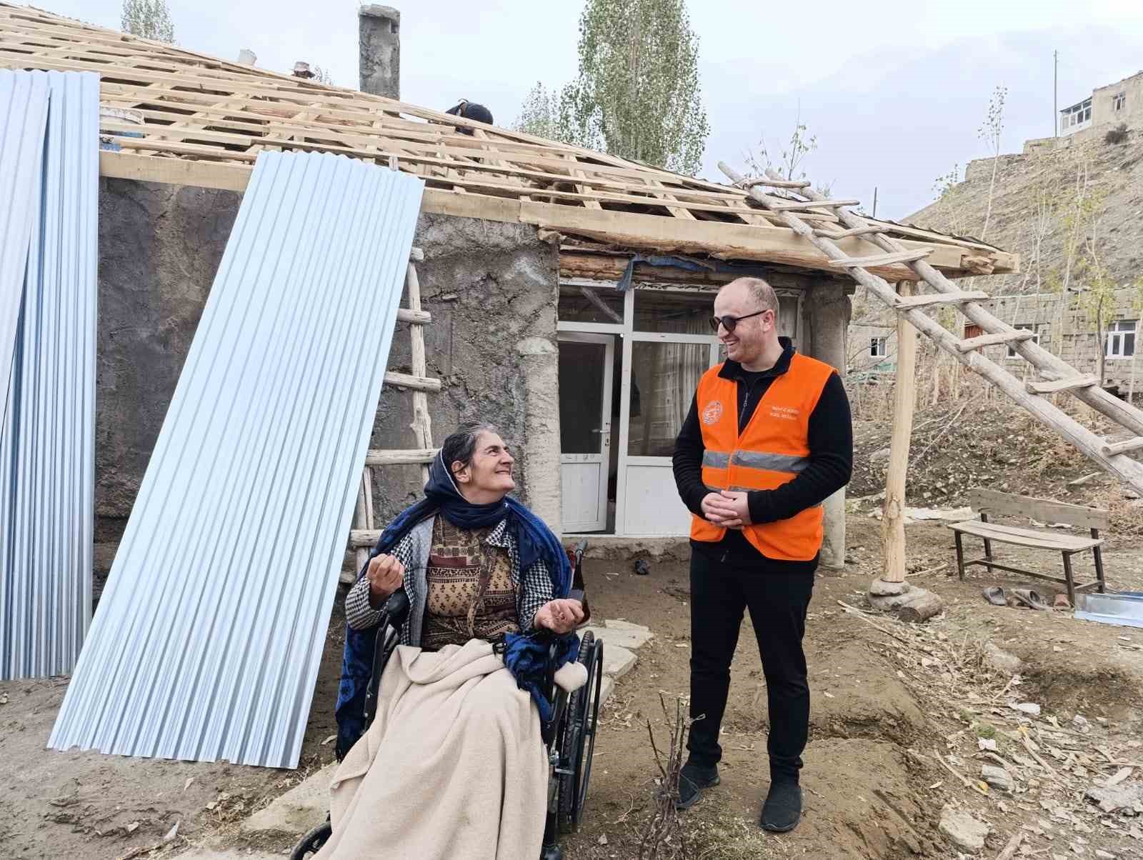 Başkale’de engelli vatandaşa çatı malzemesi desteği