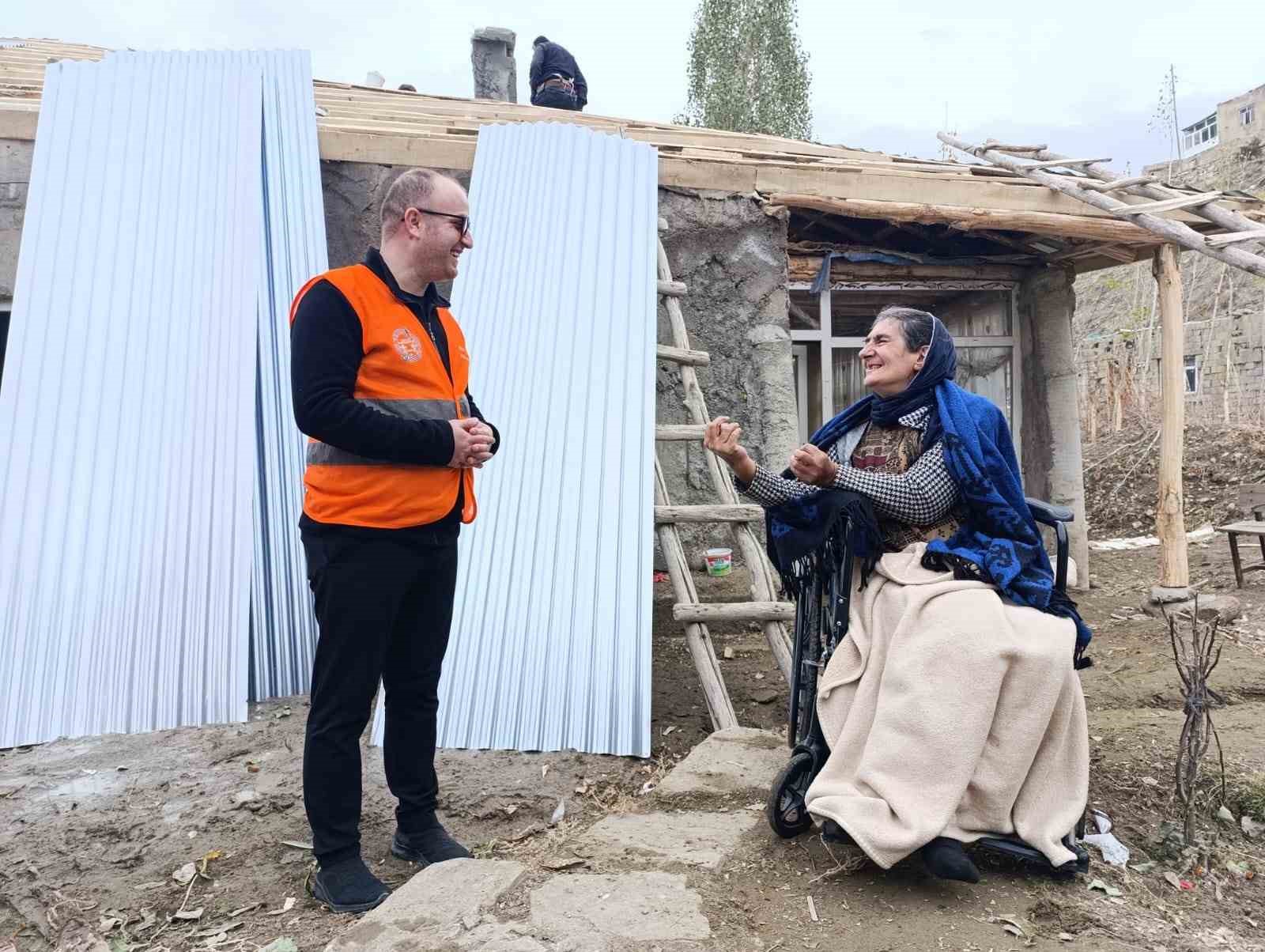 Başkale’de engelli vatandaşa çatı malzemesi desteği