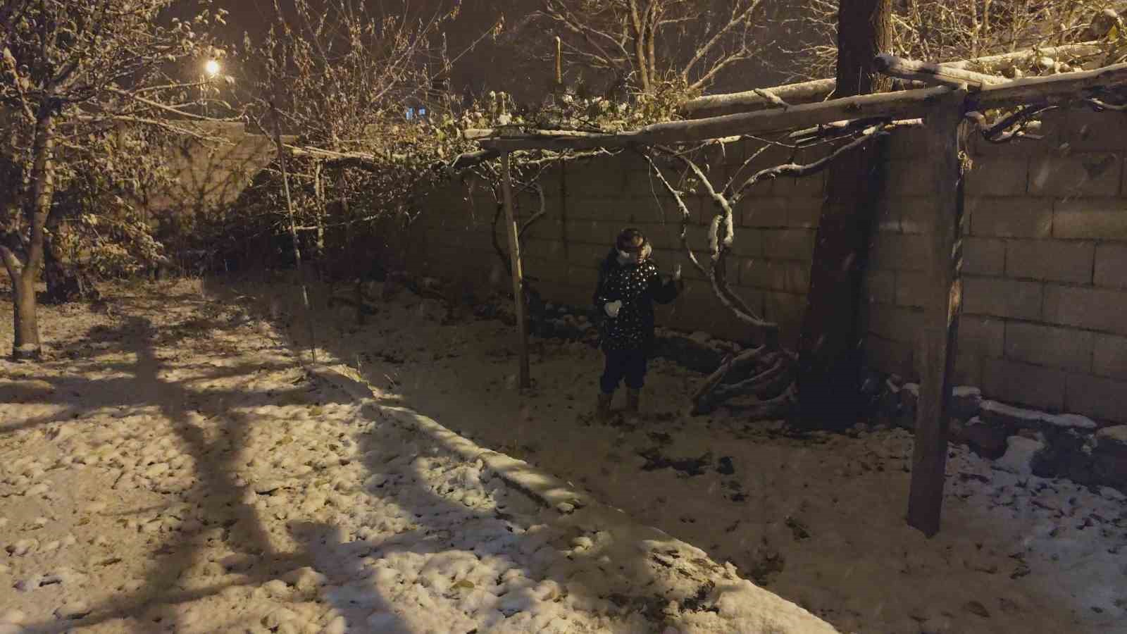 Erciş’e mevsimin ilk karı yağdı