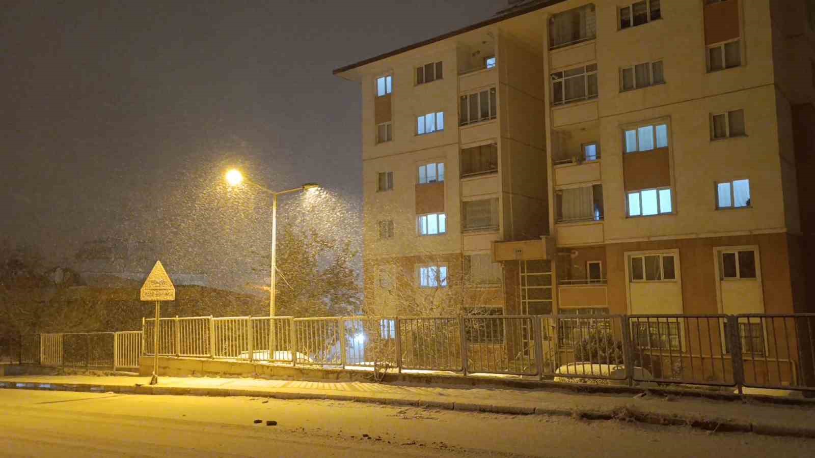Van’da yoğun kar yağışı etkili oluyor