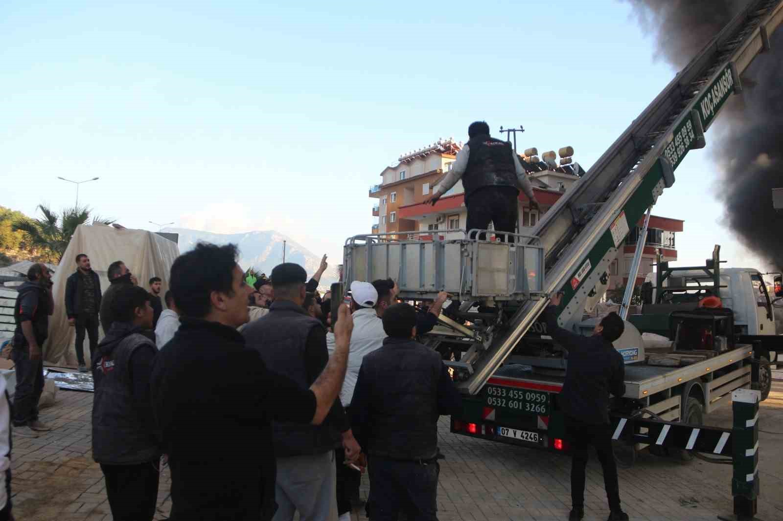 Alanya’da 12 katlı inşaattaki yangına 23 itfaiye aracı ve 100’ün üzerinde personel müdahale etti