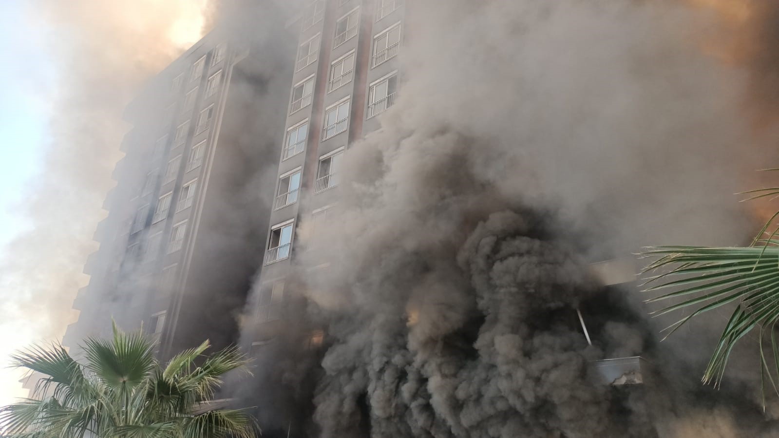 Alanya’da 12 katlı inşaattaki yangına 23 itfaiye aracı ve 100’ün üzerinde personel müdahale etti
