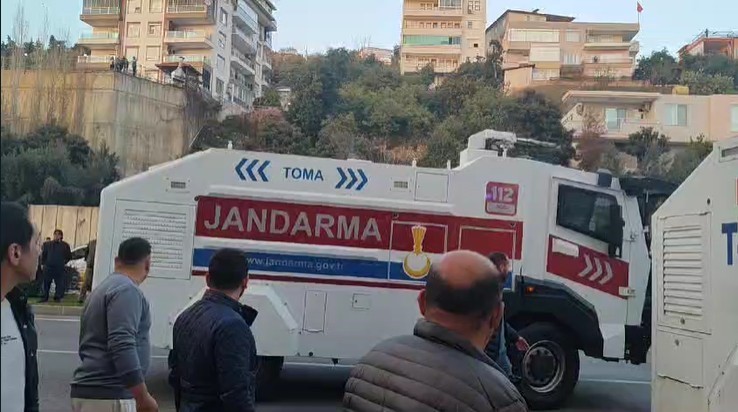 Alanya’da 12 katlı inşaattaki yangına 23 itfaiye aracı ve 100’ün üzerinde personel müdahale etti