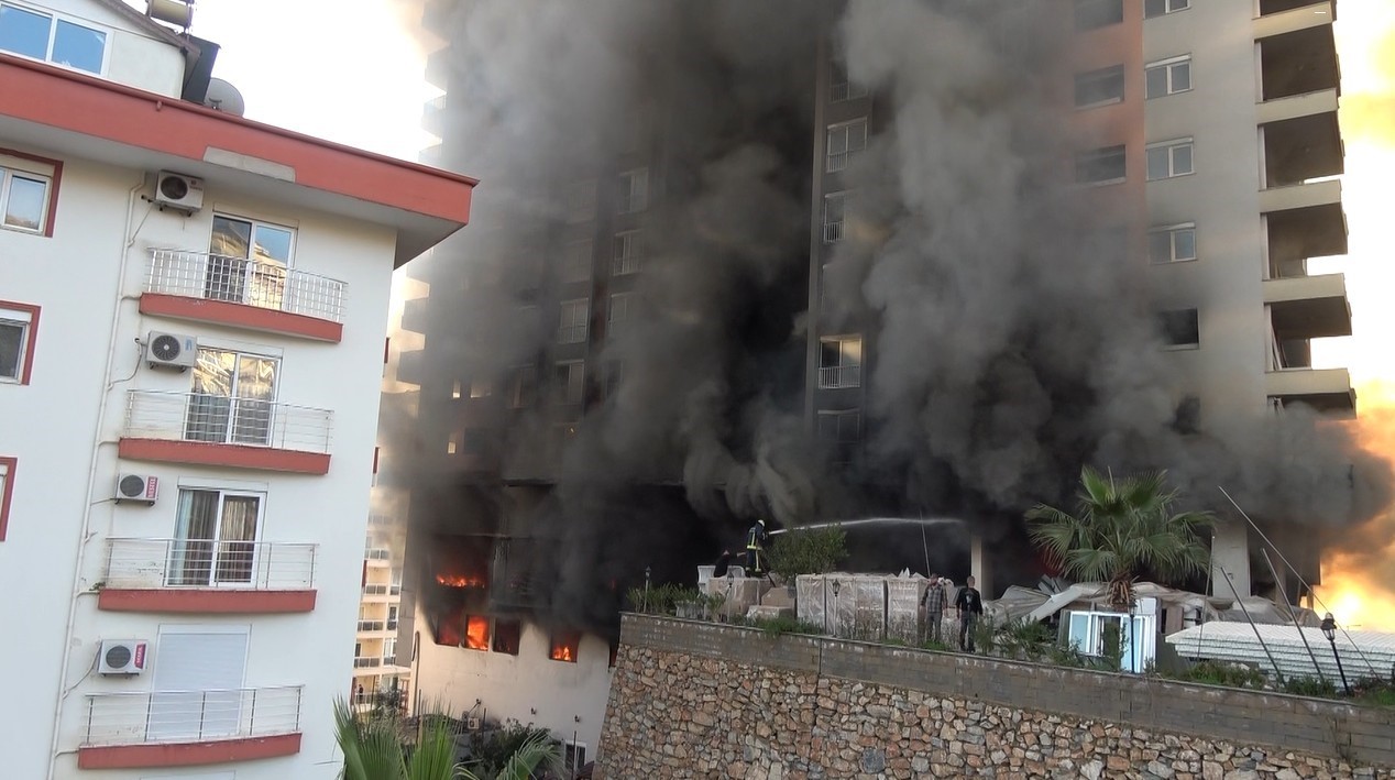 Alanya’da 12 katlı inşaattaki yangına 23 itfaiye aracı ve 100’ün üzerinde personel müdahale etti