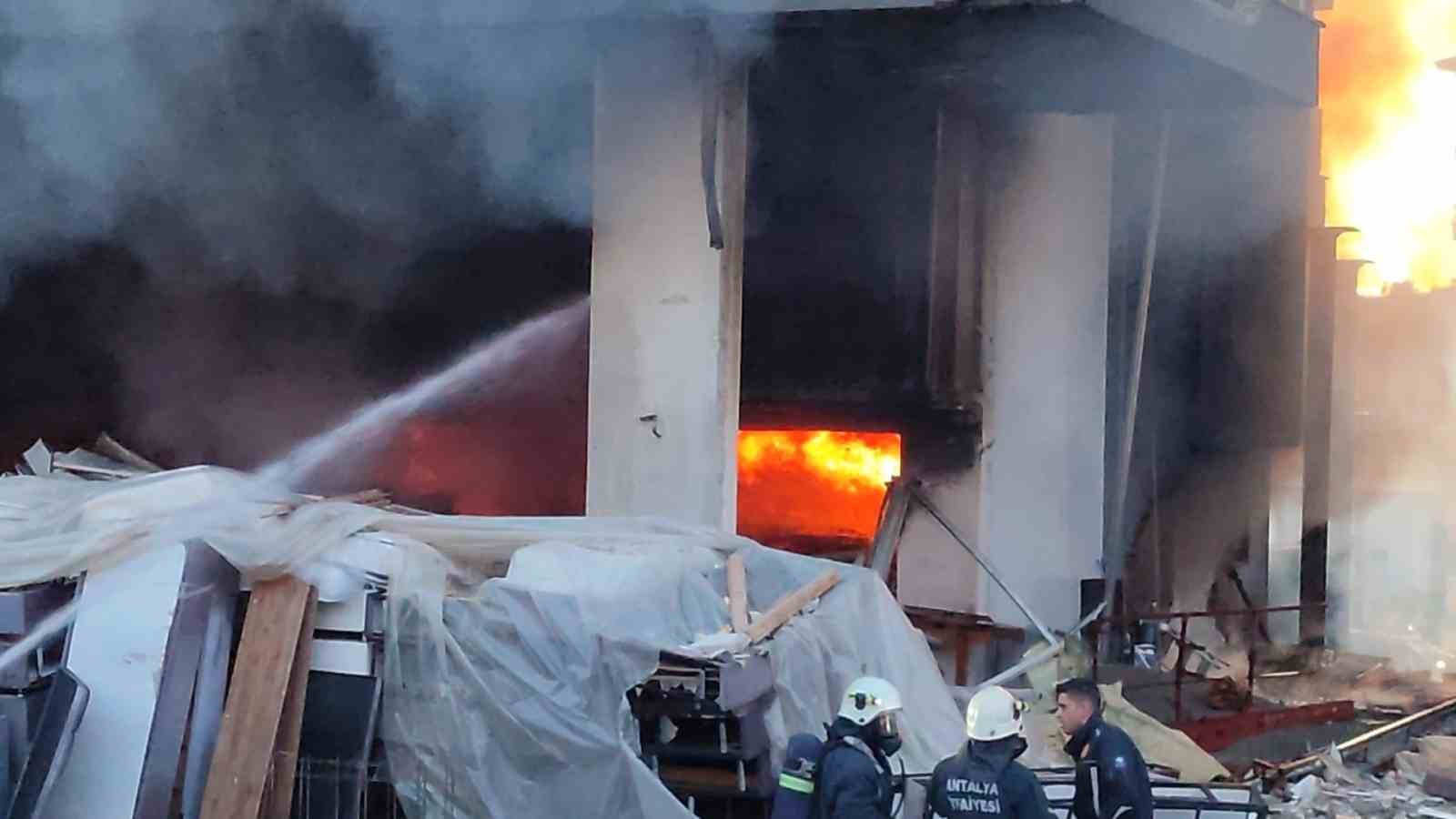 Alanya’da 12 katlı inşaattaki yangına 23 itfaiye aracı ve 100’ün üzerinde personel müdahale etti