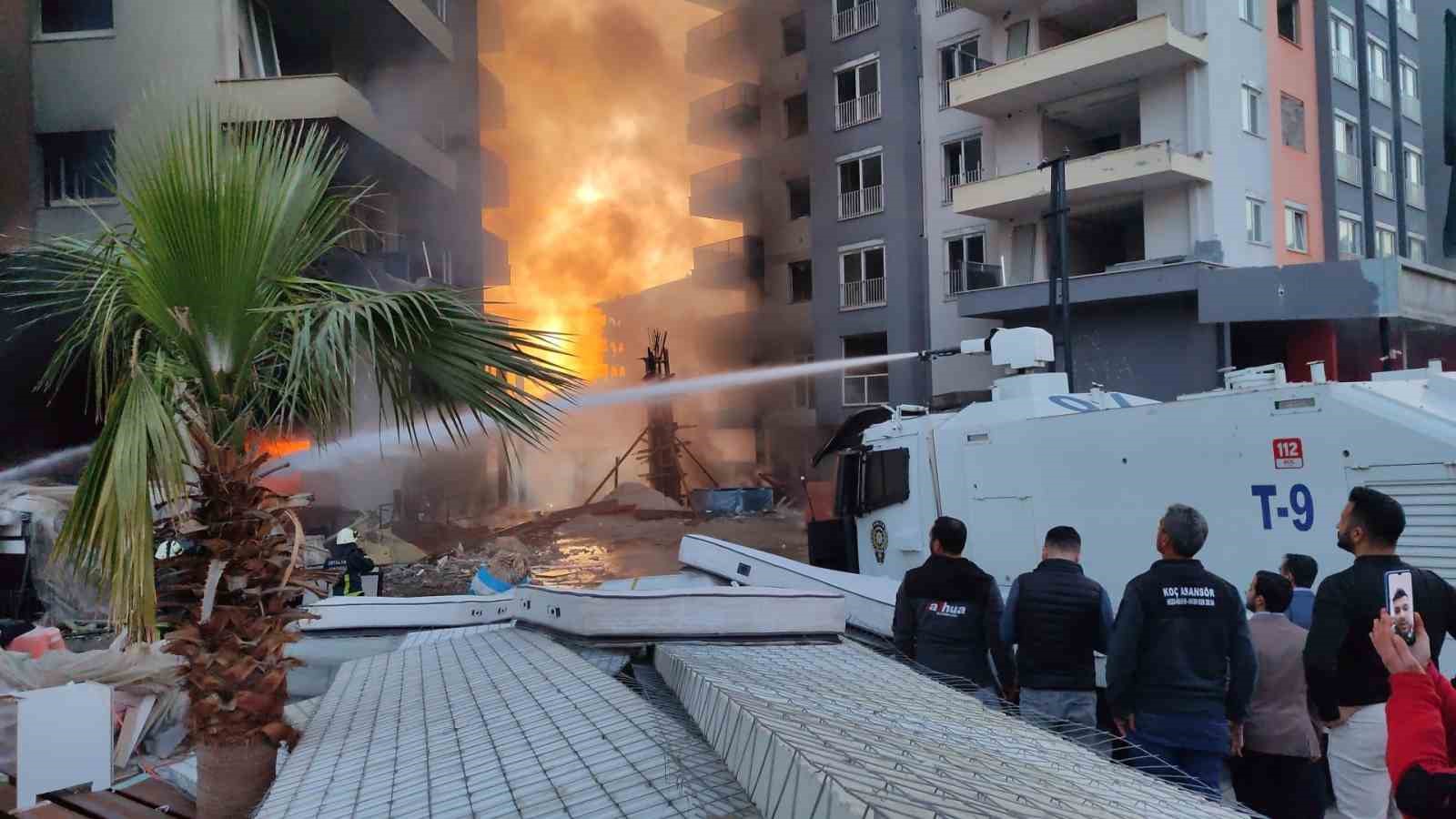 Alanya’da 12 katlı inşaattaki yangına 23 itfaiye aracı ve 100’ün üzerinde personel müdahale etti