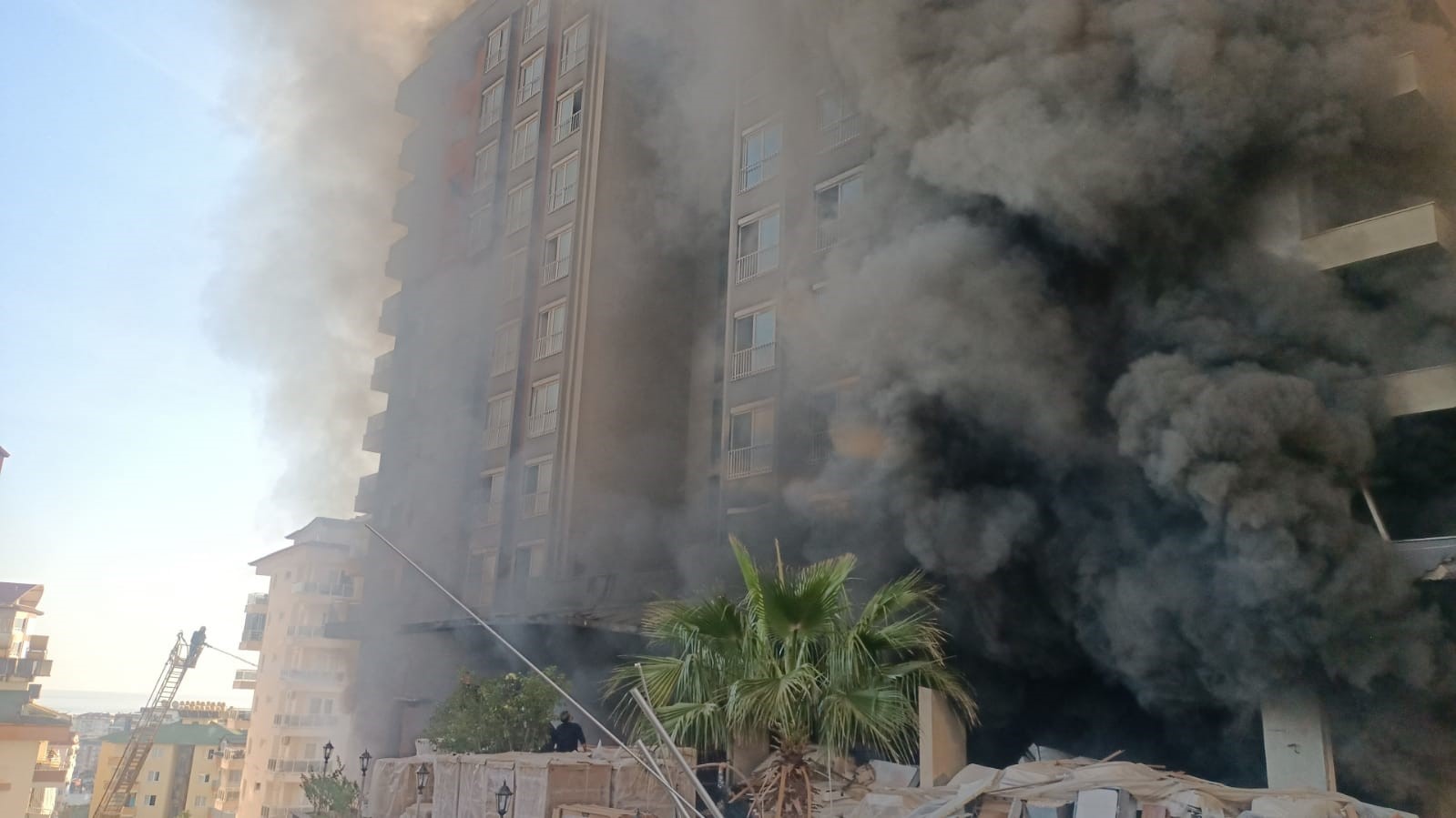 Alanya’da 12 katlı inşaattaki yangına 23 itfaiye aracı ve 100’ün üzerinde personel müdahale etti