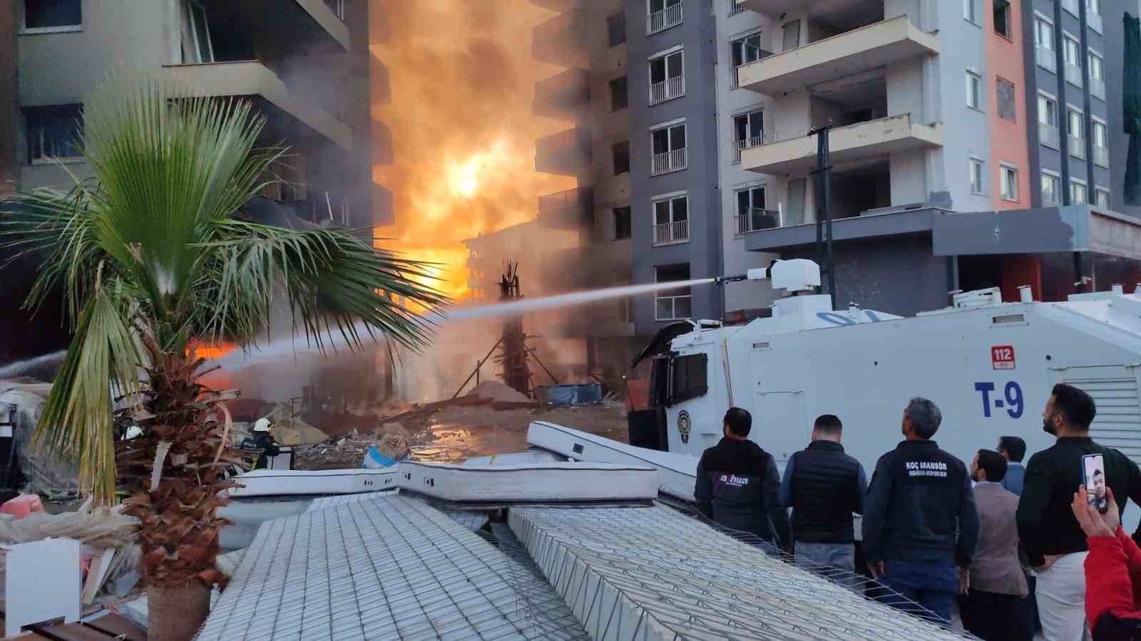 Alanya’da 12 katlı inşaattaki yangına 23 itfaiye aracı ve 100’ün üzerinde personel müdahale etti
