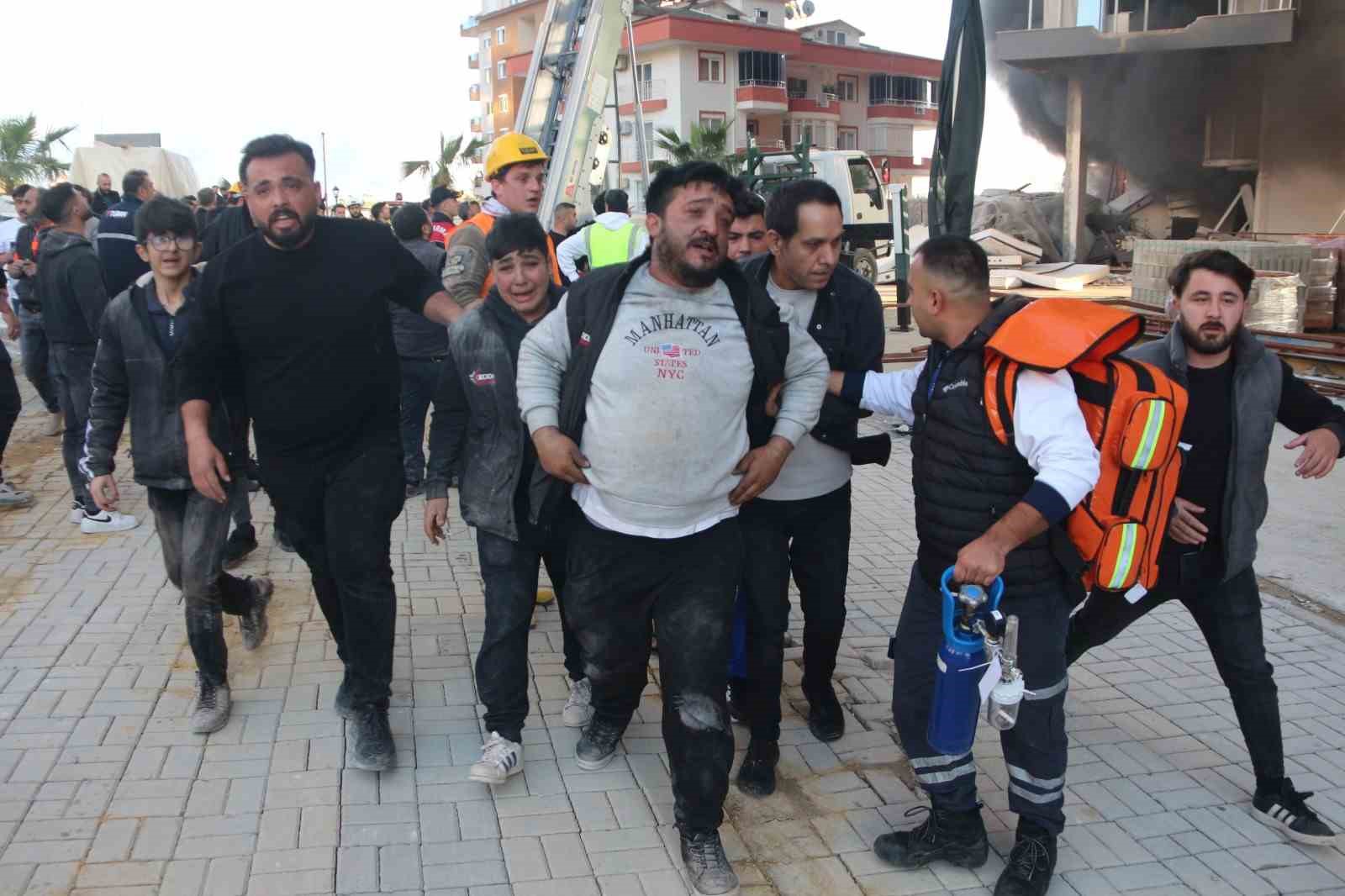 Alanya’da 12 katlı inşaattaki yangına 23 itfaiye aracı ve 100’ün üzerinde personel müdahale etti