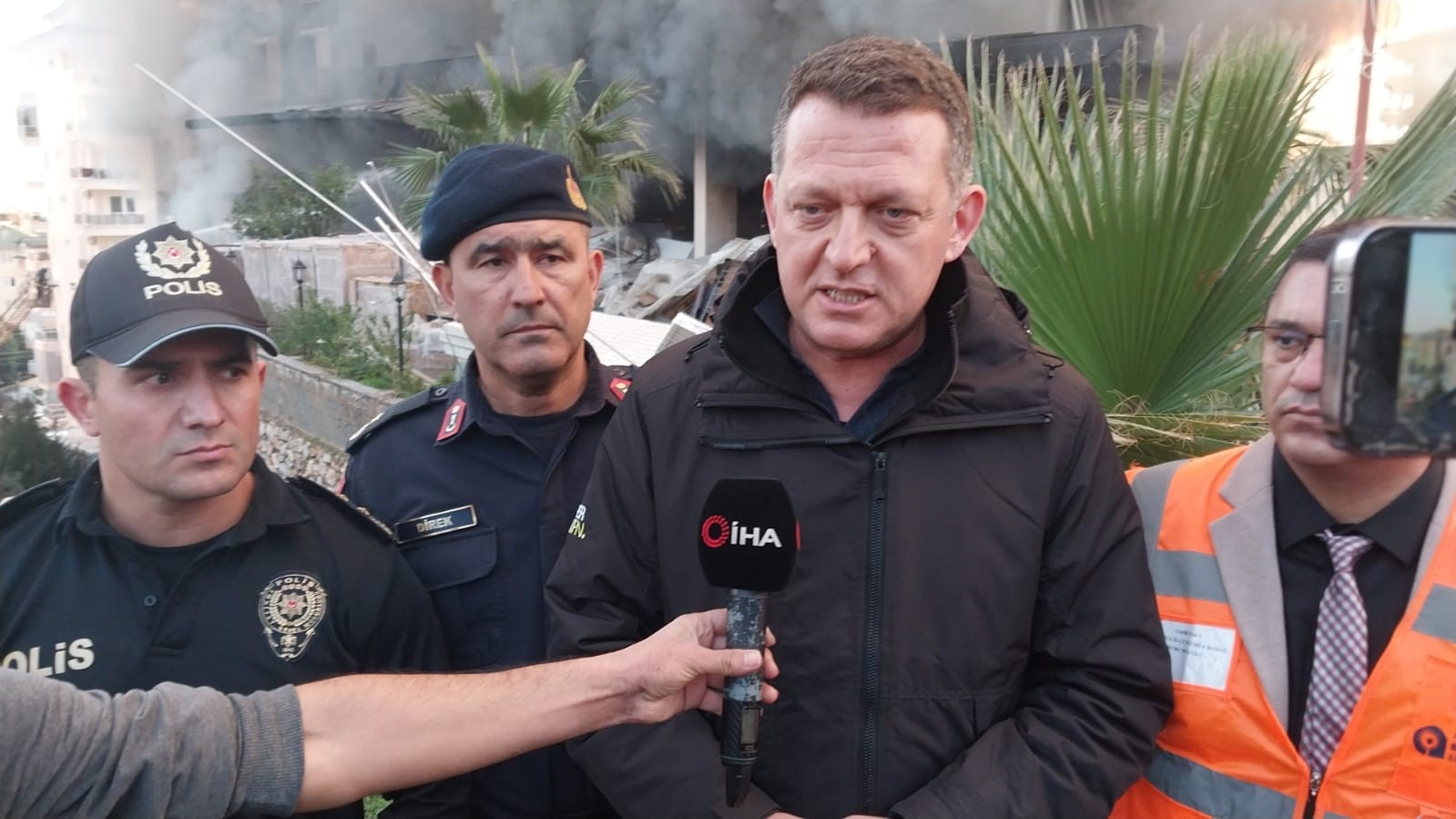 Alanya’da 12 katlı inşaattaki yangına 23 itfaiye aracı ve 100’ün üzerinde personel müdahale etti