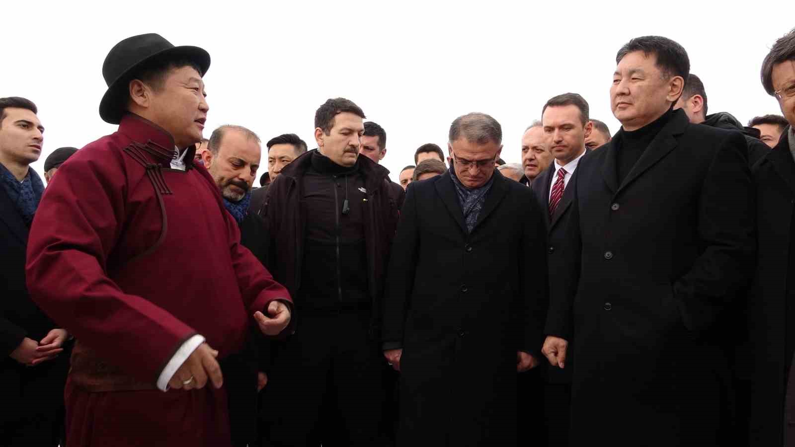 Moğolistan Cumhurbaşkanı Aladağ Saray kalıntısını inceledi