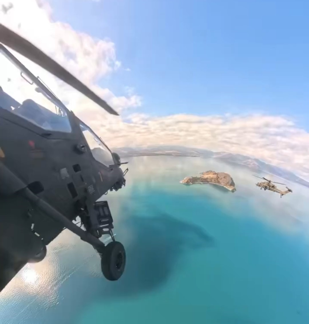 Atak helikopterin kamerasından Van Gölü  ile Akdamar Adası