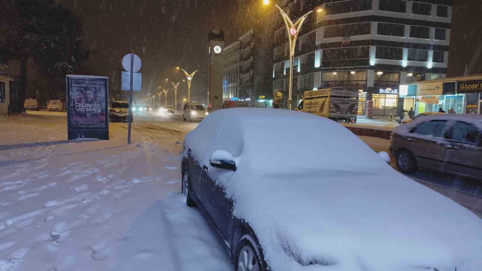 Erciş’te kar yağışı etkili oldu