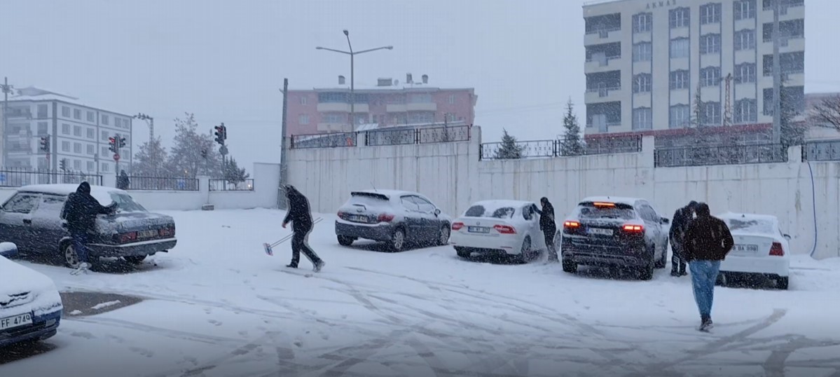 Erciş’te kar yağışı etkili oldu