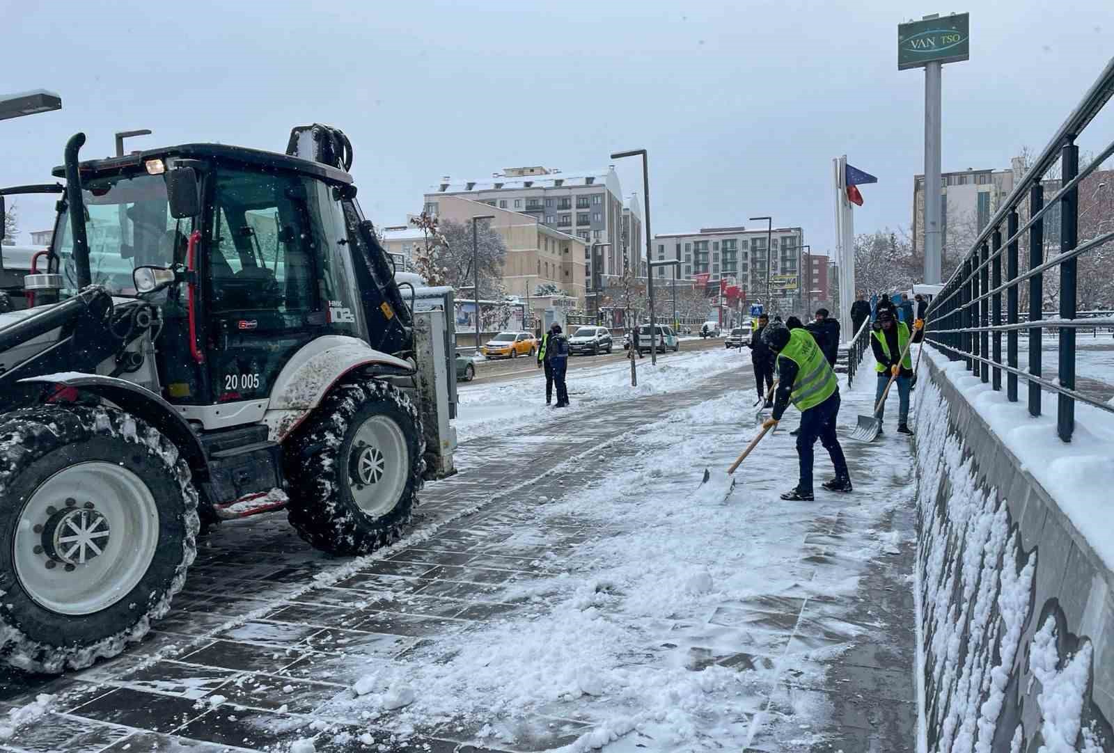Van’da 560 yerleşim yerinden 528’inin yolu açıldı