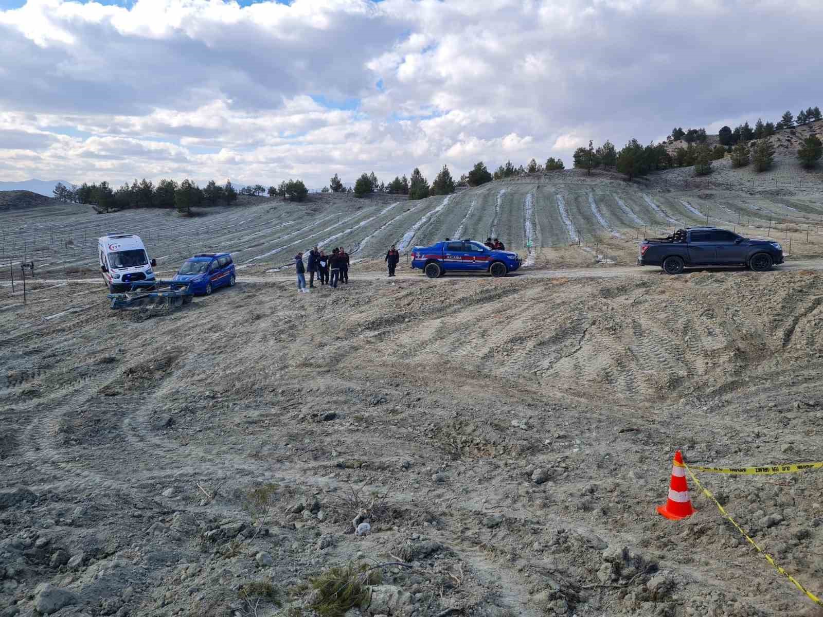 Tarlasının sürülüşünü çekerken traktörün altında kalan sürücü öldü
