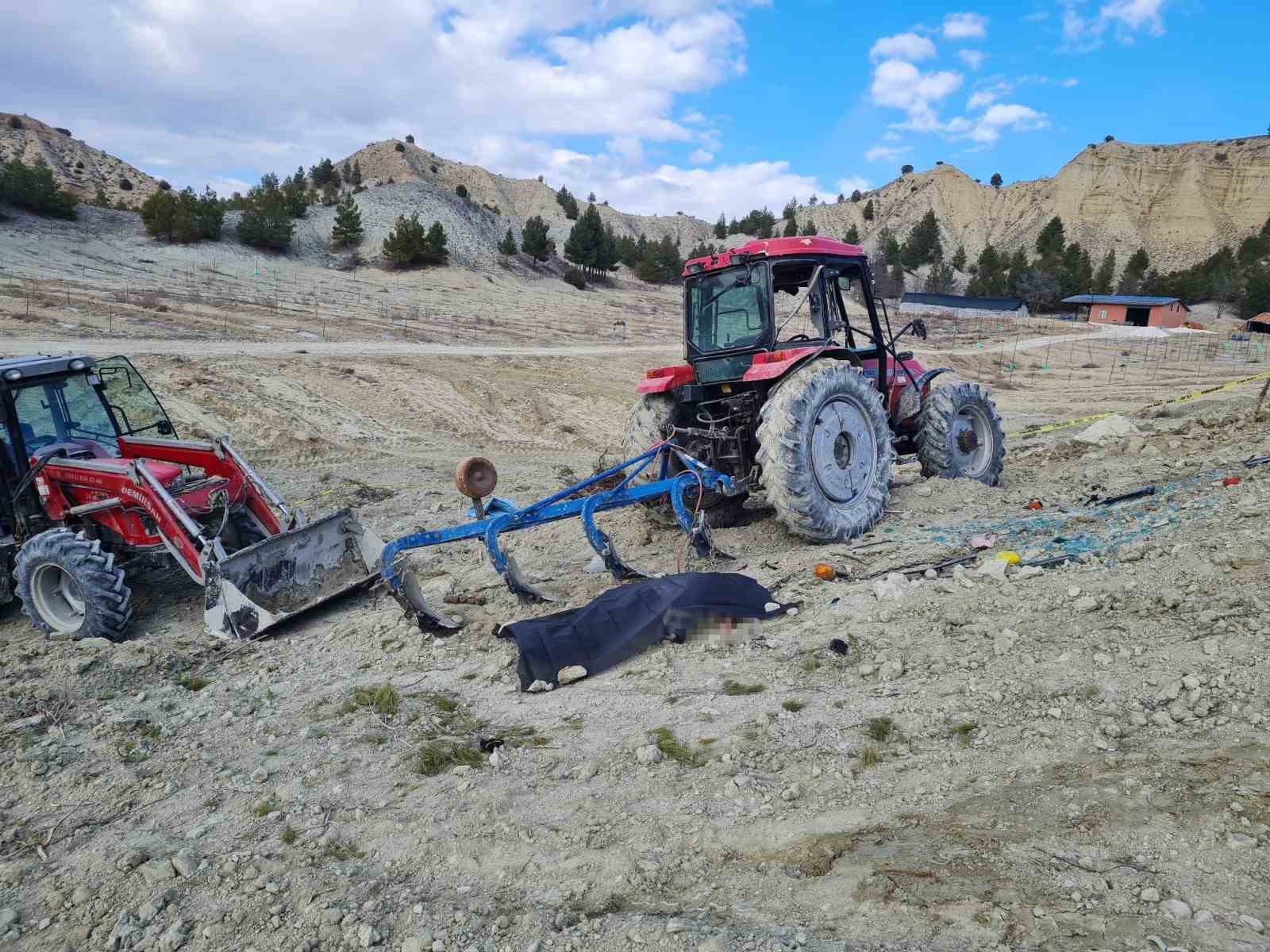 Tarlasının sürülüşünü çekerken traktörün altında kalan sürücü öldü