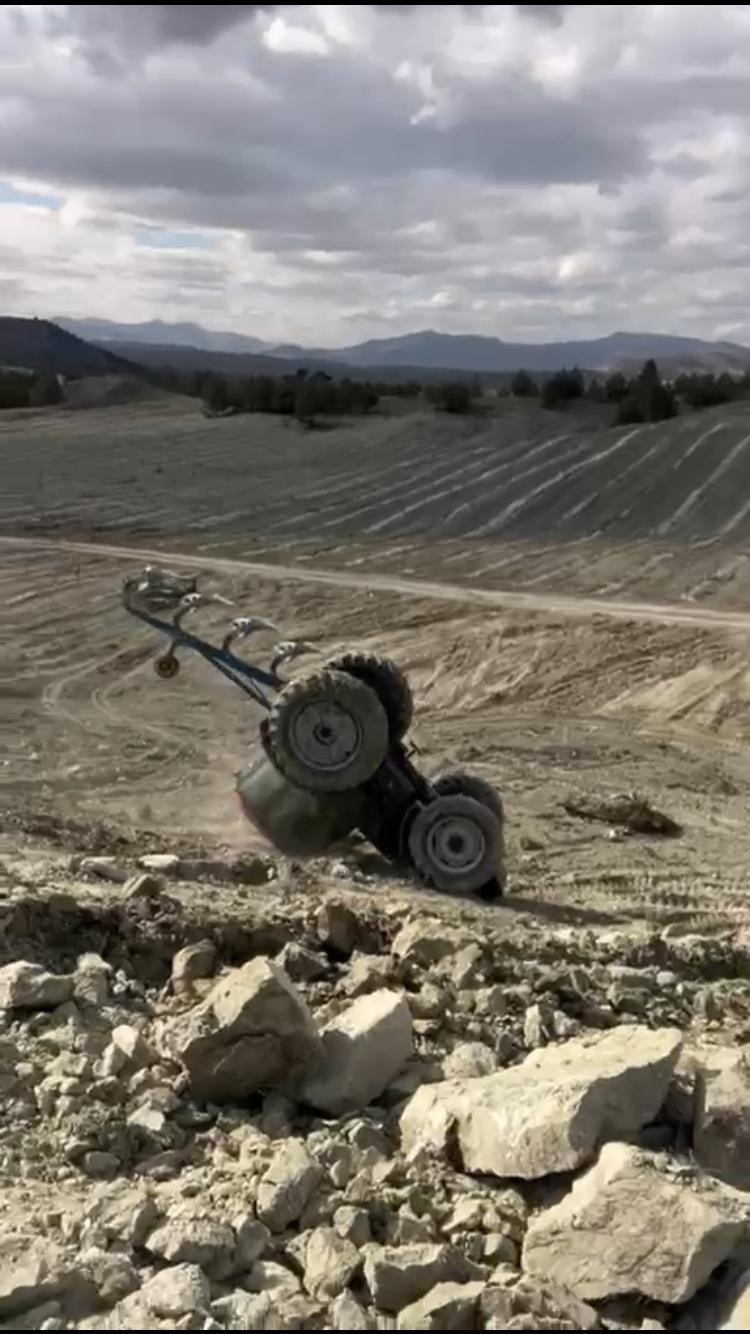 Tarlasının sürülüşünü çekerken traktörün altında kalan sürücü öldü