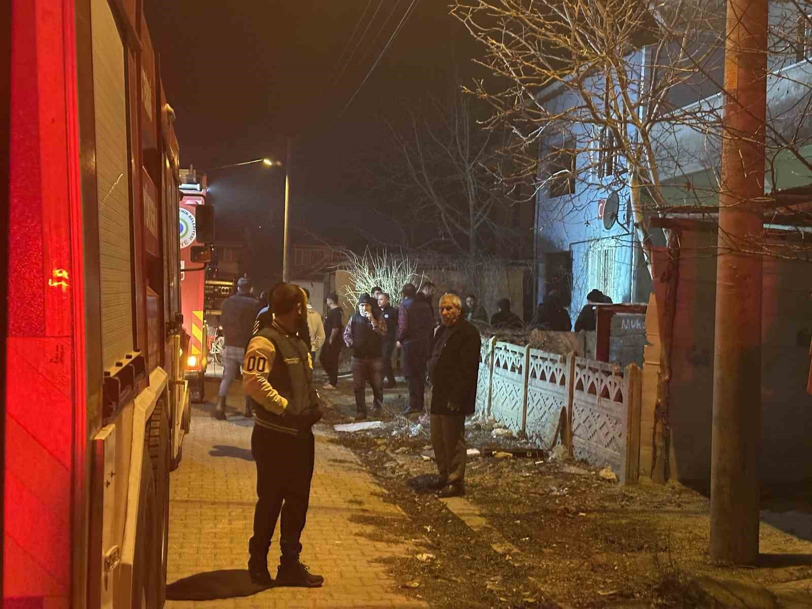 Buzdolabı motoru patladı, evde yangın çıktı
