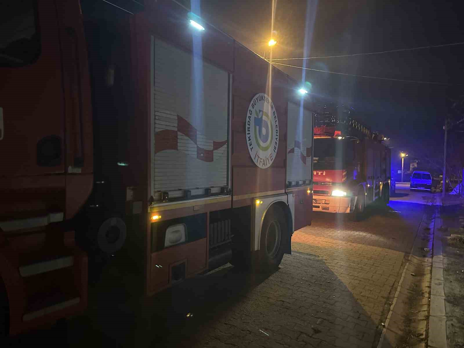 Buzdolabı motoru patladı, evde yangın çıktı