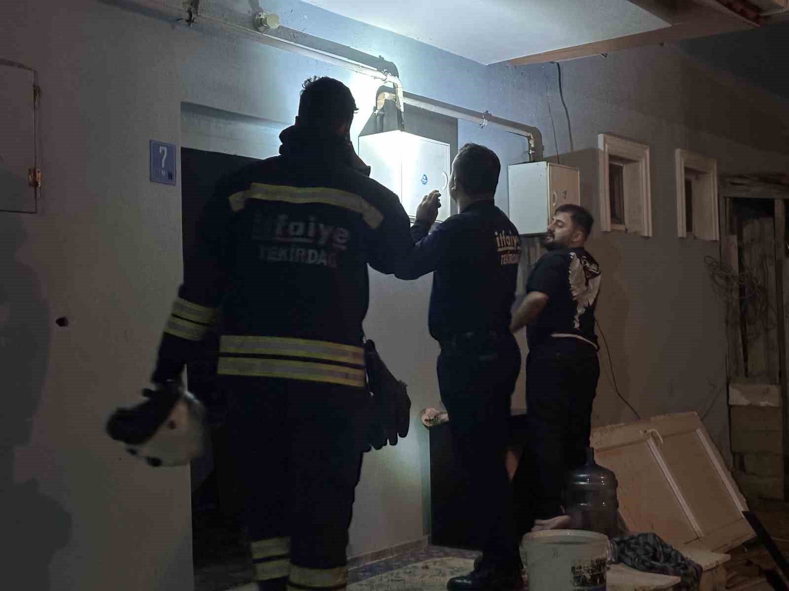 Buzdolabı motoru patladı, evde yangın çıktı