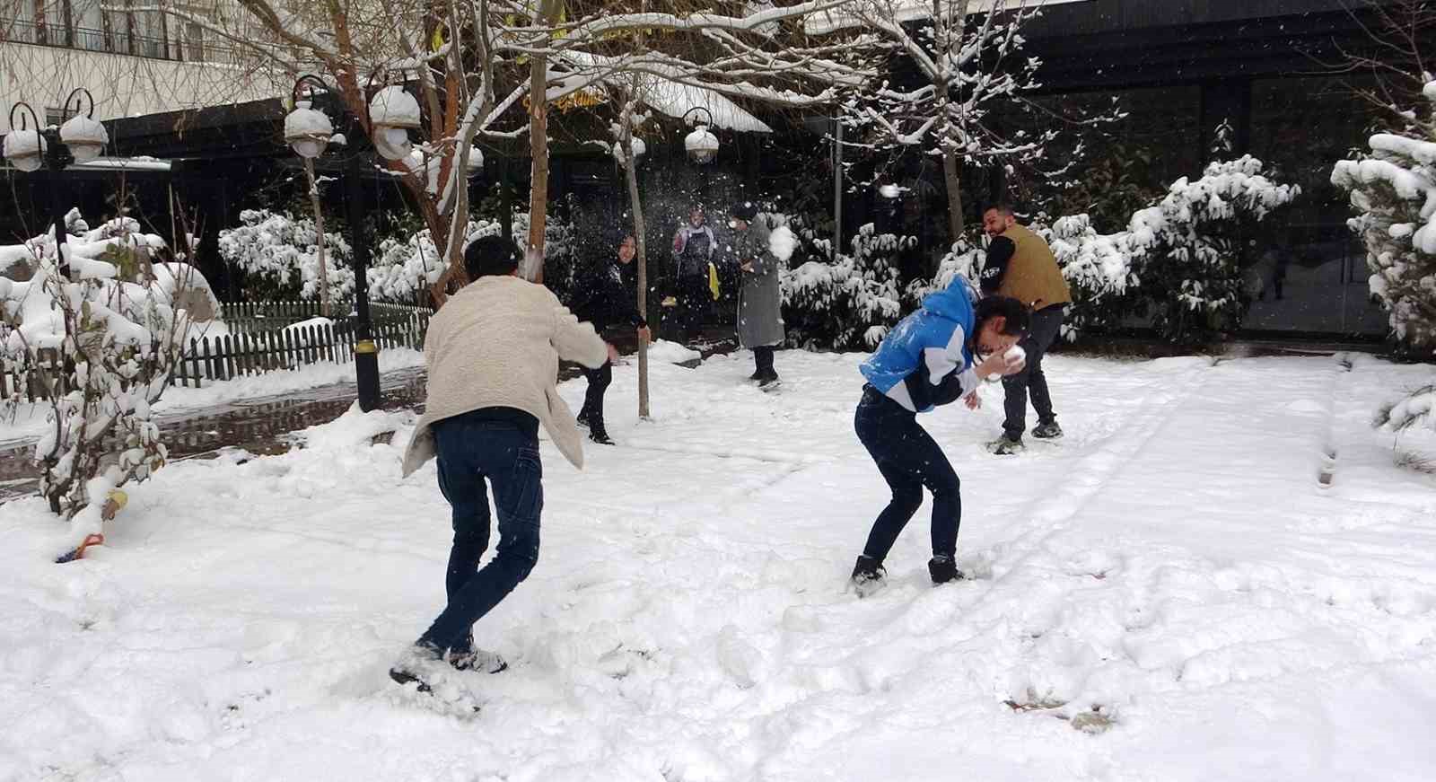 Van’da esnafın kartopu keyfi