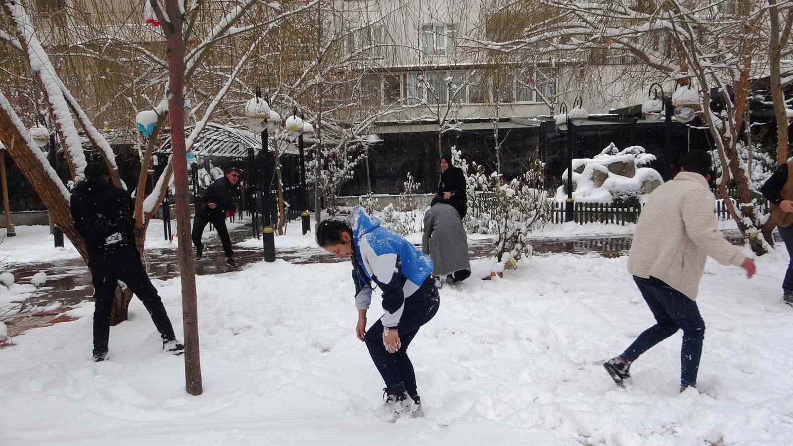 Van’da esnafın kartopu keyfi