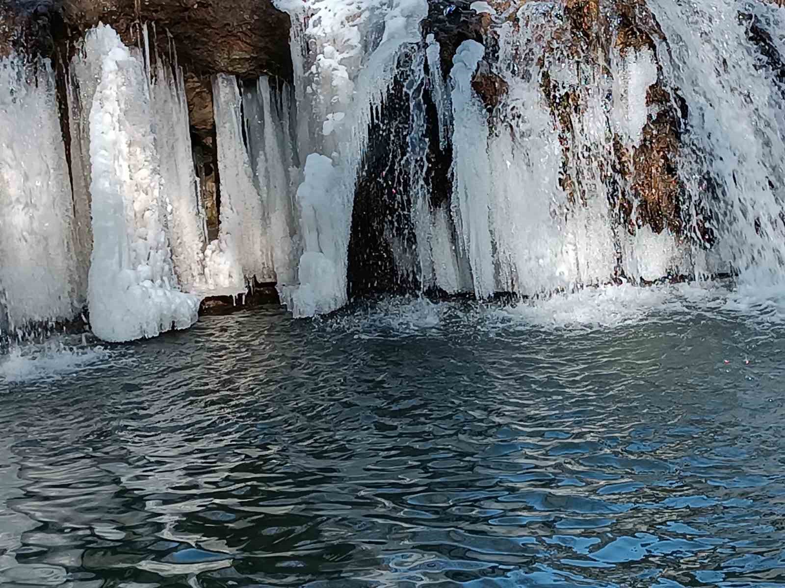 Muradiye Şelalesi muhteşem güzelliğiyle ziyaretçilerini ağırlıyor