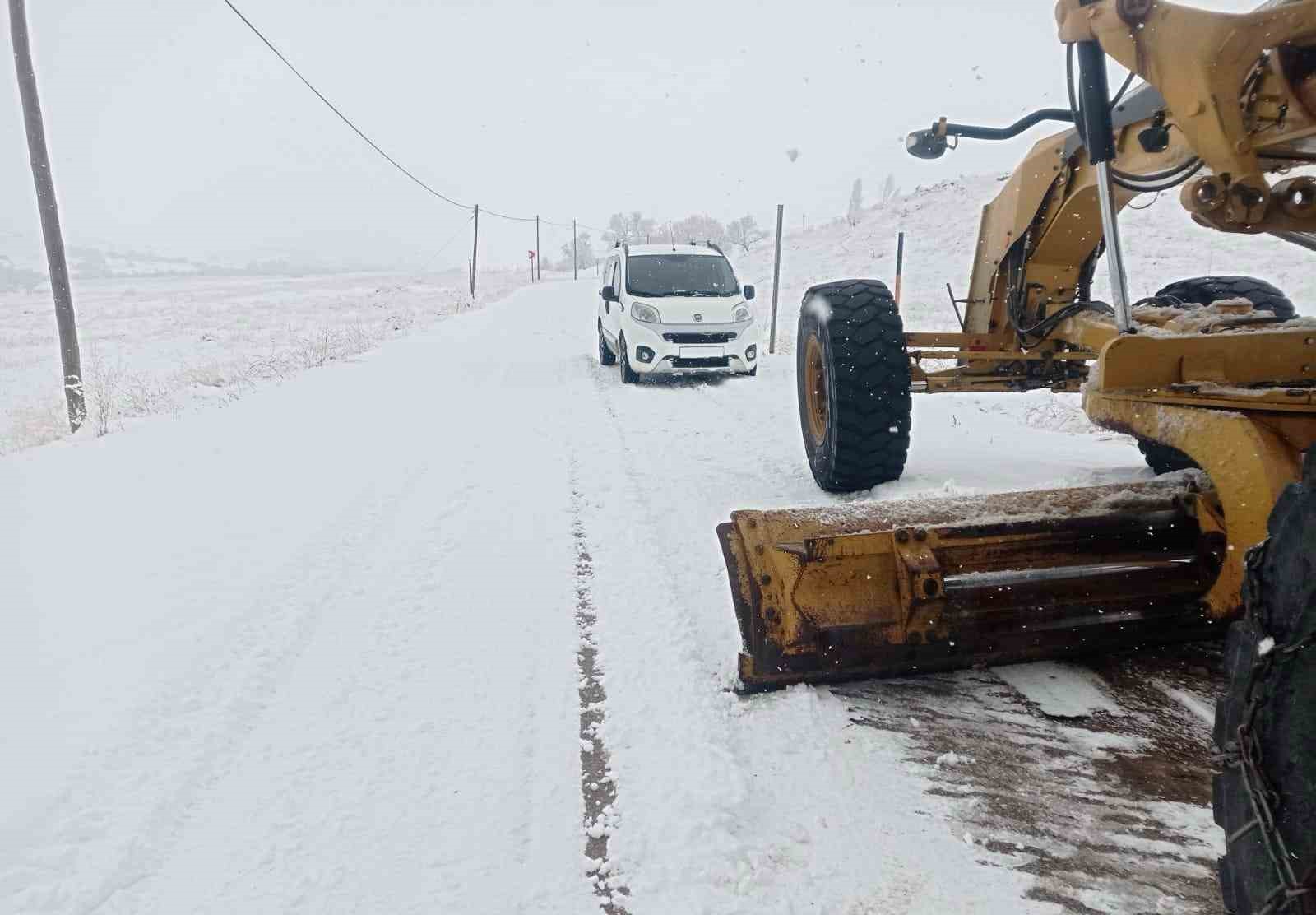 Van’da kar yağışı: 264 yerleşim yerinin yolu kapandı