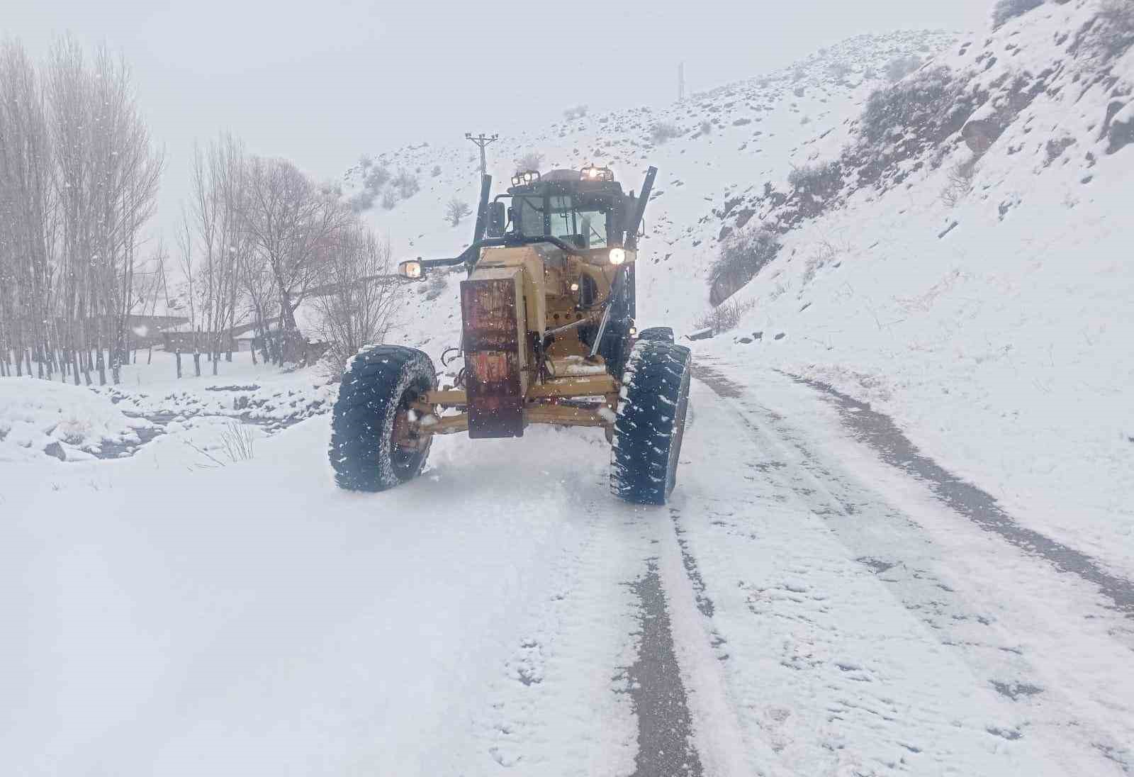 Van’da kar yağışı: 264 yerleşim yerinin yolu kapandı