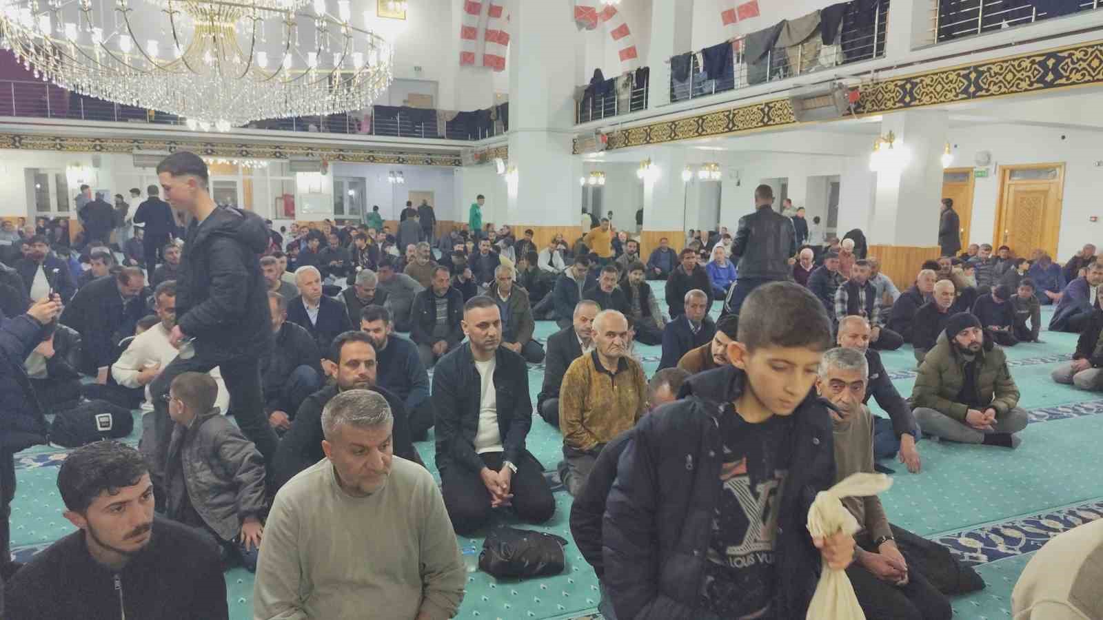 Erciş’te Kadir Gecesi dualarla idrak edildi