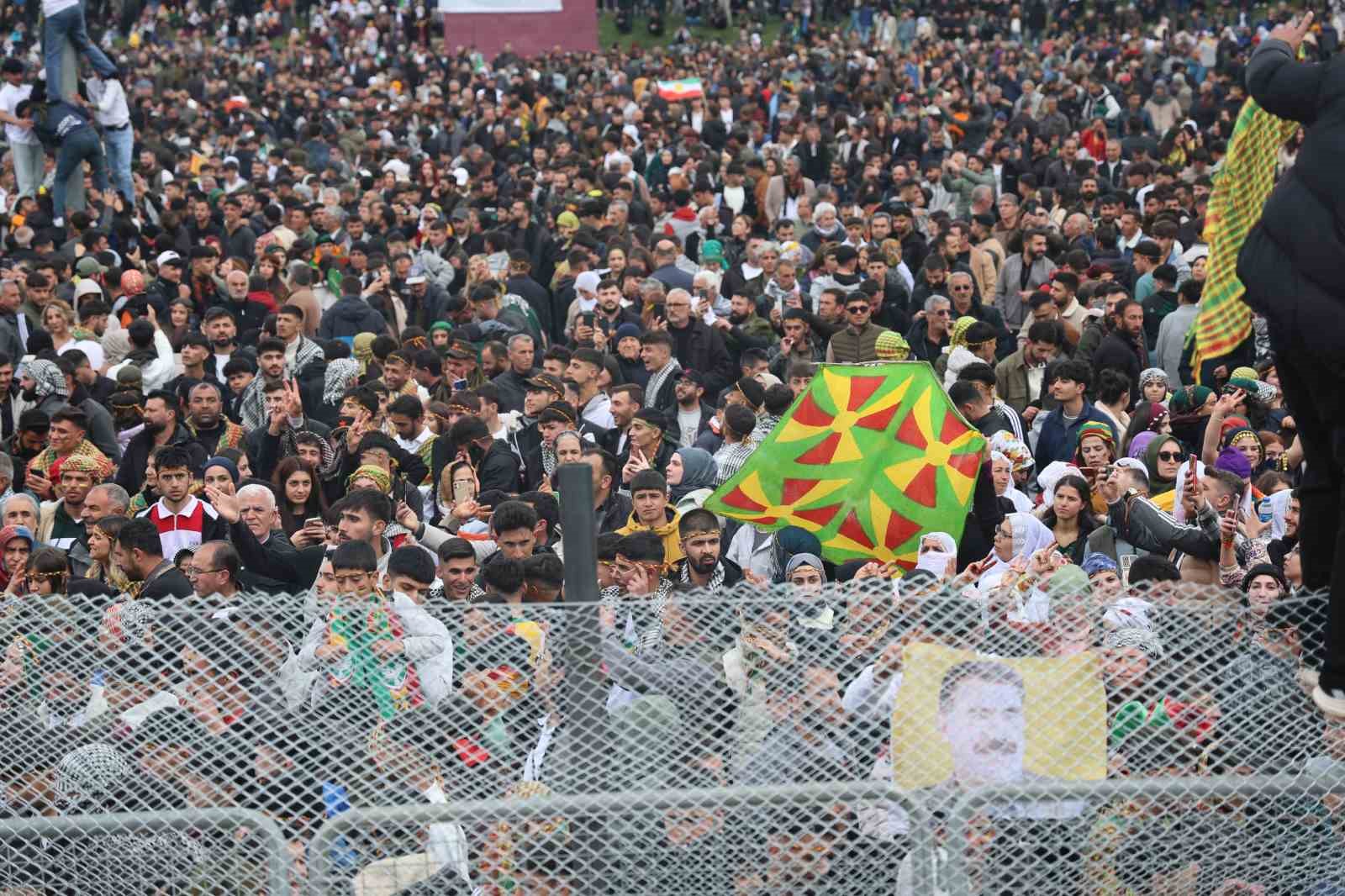 Diyarbakır’da yasaklı flama taşıyan ve kıyafet giyen 80 kişi gözaltına alındı