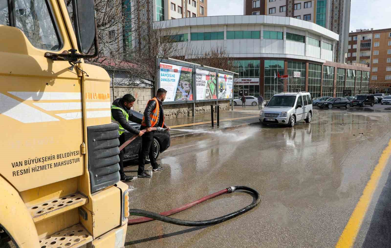 Van Büyükşehir Belediyesi kent genelinde temizlik çalışması başlattı