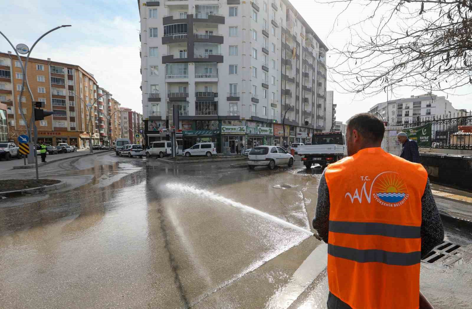 Van Büyükşehir Belediyesi kent genelinde temizlik çalışması başlattı