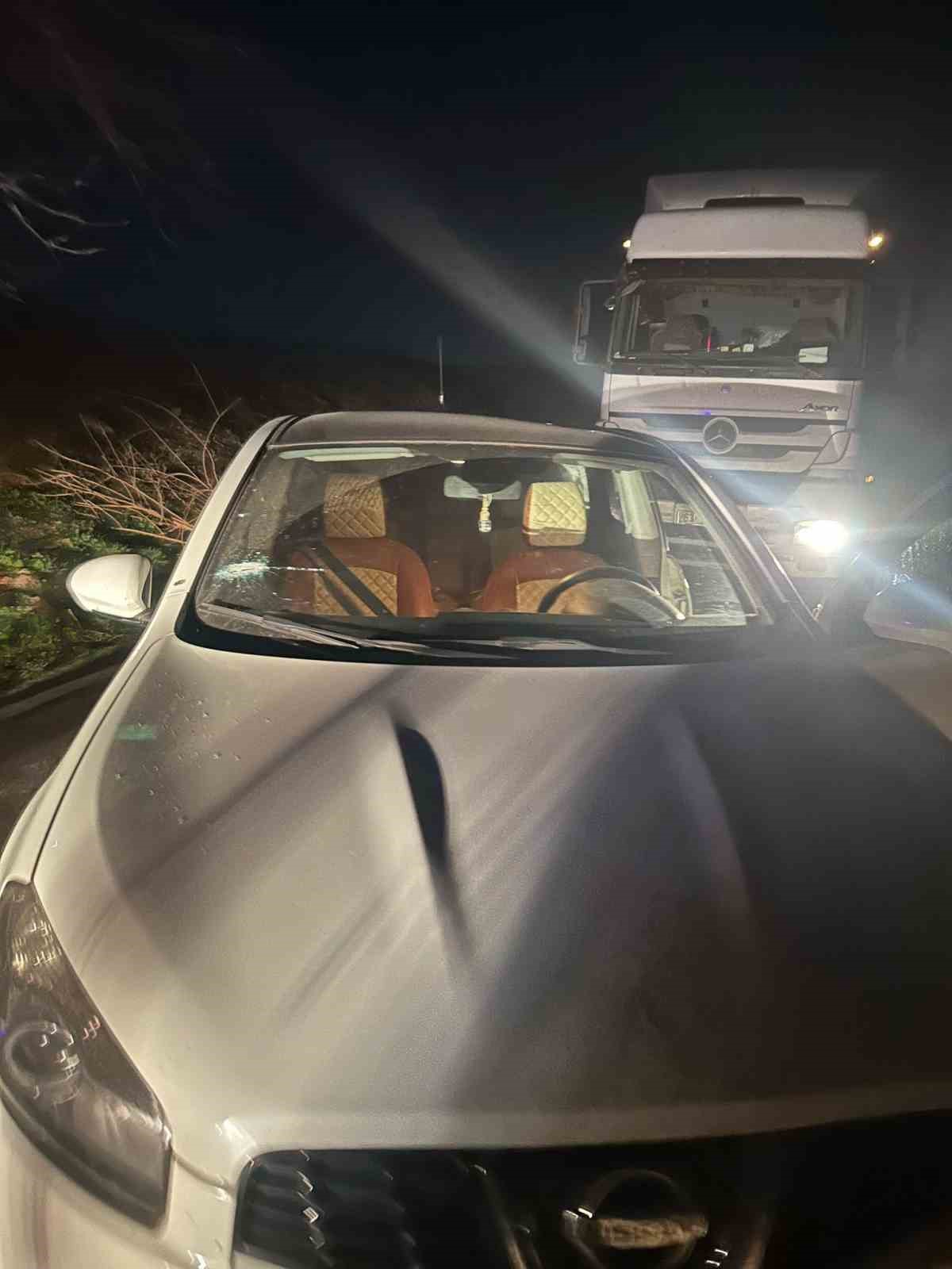 Meclis üyesinin aracı çapraz ateşe tutuldu