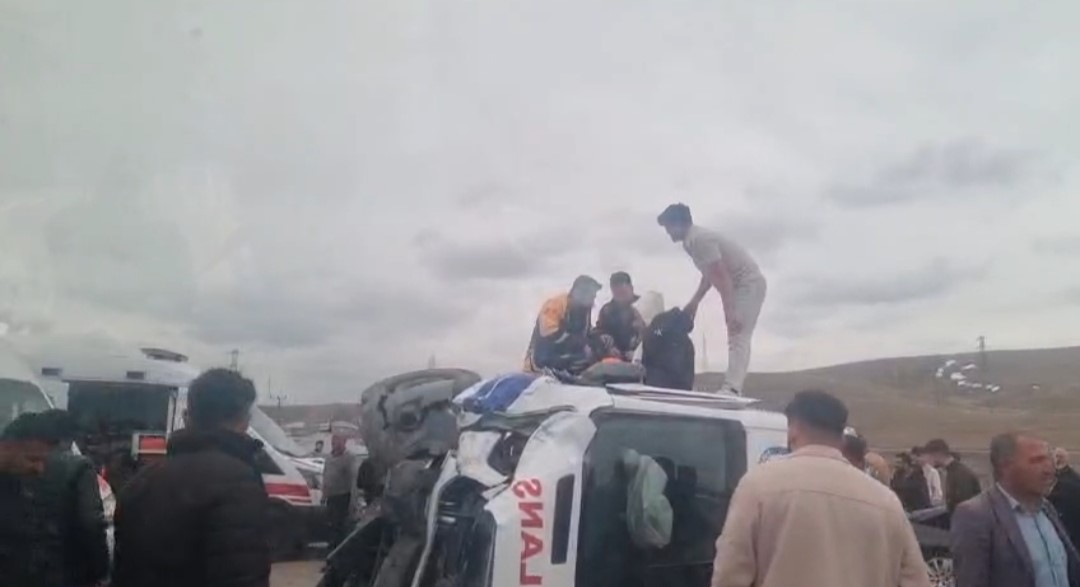 Ambulansla otomobil çarpıştı: 5 yaralı